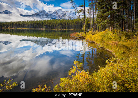 Herbert Lago in Banff National Park in Alberta, Canada. Il Parco Nazionale di Banff è il Canada il più antico parco nazionale ed è stato istituito nel 1885. Situato in t Foto Stock