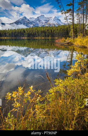 Herbert Lago in Banff National Park in Alberta, Canada. Il Parco Nazionale di Banff è il Canada il più antico parco nazionale ed è stato istituito nel 1885. Situato in t Foto Stock