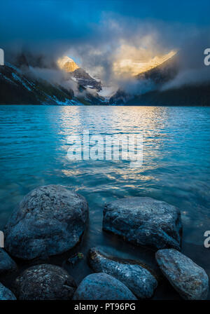 Il lago Louise è un lago glaciale all'interno del Banff National Park, in Alberta, Canada Foto Stock