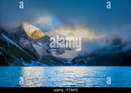 Il lago Louise è un lago glaciale all'interno del Banff National Park, in Alberta, Canada Foto Stock