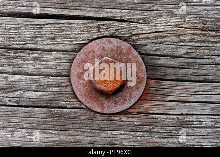 Gli sfondi e texture: vite arrugginito in vecchio weathered tavolato in legno Foto Stock