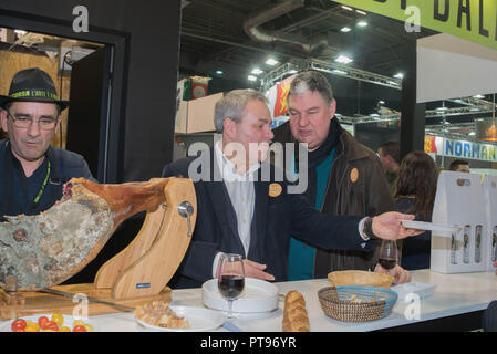 Xavier Bertrand presidente del consiglio regionale Hauts-de-France, al Salon de l'agricoltura a Parigi. Foto Stock