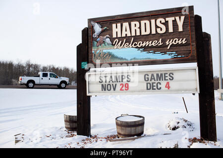 Un segno di benvenuto per Hardisty, Alberta, Canada il 7 dicembre 2013. Hardisty terminale 1 è il punto di partenza del Keystone Pipeline. La costruzione è attualmente in corso su TransCanada Hardisty del terminale 2, che sarà il punto di partenza del Keystone XL pipeline, che prevede il trasporto di olio dall'Alberta Oilsands ai mercati negli Stati Uniti. Il serbatoio farm ospita anche al trasporto di petrolio strutture per Gibson energia, Enbridge, EnCana Corporation e olio di Husky. Foto Stock