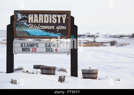 Un segno di benvenuto per Hardisty, Alberta, Canada il 7 dicembre 2013. Hardisty terminale 1 è il punto di partenza del Keystone Pipeline. La costruzione è attualmente in corso su TransCanada Hardisty del terminale 2, che sarà il punto di partenza del Keystone XL pipeline, che prevede il trasporto di olio dall'Alberta Oilsands ai mercati negli Stati Uniti. Il serbatoio farm ospita anche al trasporto di petrolio strutture per Gibson energia, Enbridge, EnCana Corporation e olio di Husky. Foto Stock