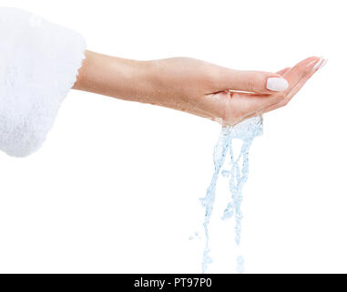 Mano femminile in accappatoio sotto flusso di acqua. Foto Stock