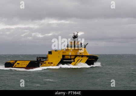 Il Njord Viking alta Ice-classificati AHTS recipiente in grado di operazioni in ambienti difficili offshore visto avvicinarsi il porto di Aberdeen, Scozia Foto Stock