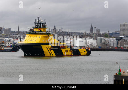 Il Njord Viking alta Ice-classificati AHTS recipiente in grado di operazioni in ambienti difficili si vede offshore nel porto di Aberdeen Foto Stock