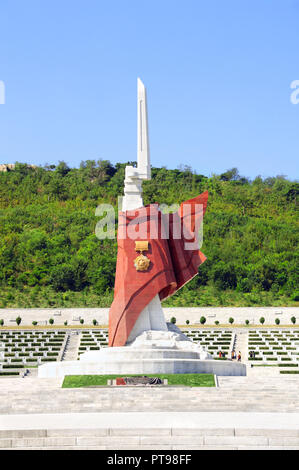 Corea del Nord Pyongyang - Settembre 27, 2017: monumento con baionetta, bandiera e ordine nel cimitero militare Foto Stock