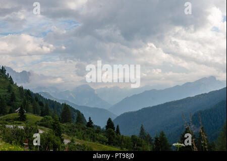 Paesaggio di montagna delle Dolomiti italiane su un pomeriggio estati Foto Stock