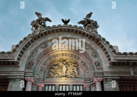 Facciata del palazzo delle Belle Arti di Città del Messico Foto Stock