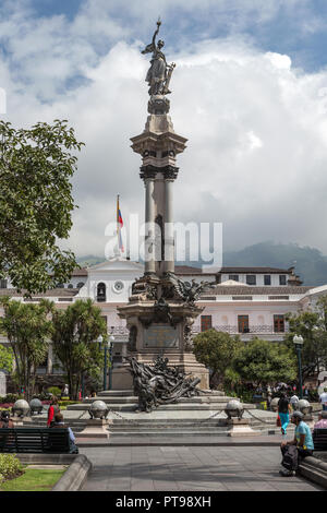 Palazzo presidenziale + un monumento a eroi de la Independecia Plaza Grande o de la Independencia (piazza Indipendenza) UNESCO, centro di Quito, Ecuador Foto Stock