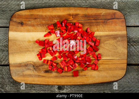 Fette di peperone rosso in una cucina in legno bordo. Vista superiore Foto Stock