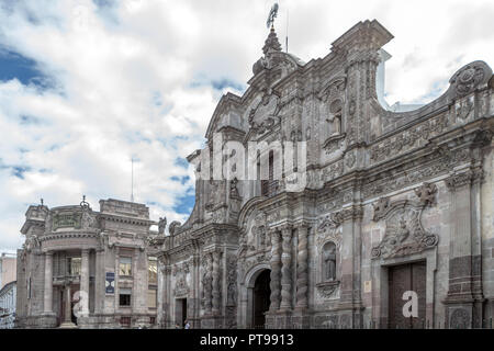 La chiesa di La Compania de Jesus + Central Bank of Ecuador Centro per il Patrimonio Mondiale dell'UNESCO Quito Ecuador Foto Stock