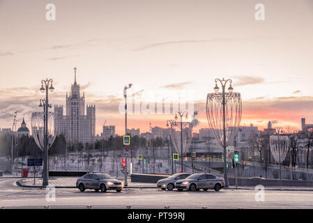 Edificio su Kotelnicheckaya Embankment e auto della polizia. Mosca, Russia. 9 gennaio 2018 Foto Stock