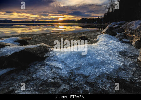 Il congelamento rive del lago Jonsvatnet vicino a Trondheim, Norvegia, la luce del tramonto e colori. Foto Stock