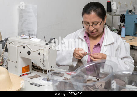 Dipendente che nastri Homero Ortega hat factory Cuenca, Ecuador Foto Stock