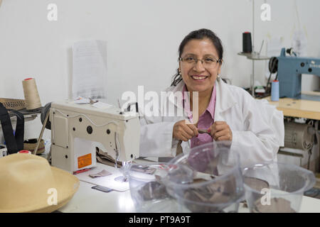 Dipendente che nastri Homero Ortega hat factory Cuenca, Ecuador Foto Stock