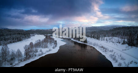 Riverside vicino Formofoss sul modo di Grong, norvegese l'inverno. Foto Stock