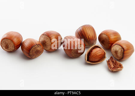 Nocciole, con e senza guscio su sfondo bianco, vicino. Foto Stock