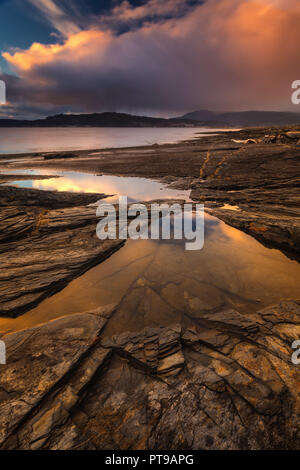 L'orario del tramonto dalla spiaggia Flatholmen in Muruvik. Incredibile Cielo e nubi di colori. Rive di Trondheimsfjorden, Norvegia. Foto Stock