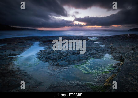 L'orario del tramonto dalla spiaggia Flatholmen in Muruvik. Incredibile Cielo e nubi di colori. Rive di Trondheimsfjorden, Norvegia. Foto Stock