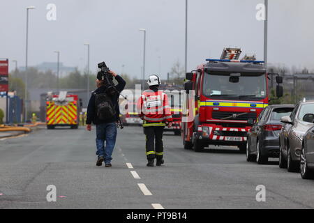 Motori Antincendio da West Yorkshire Fire & Rescue frequentare un incendio industriale in Armley, Leeds, West Yorkshire. Foto Stock