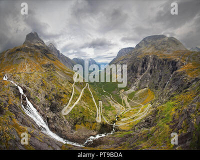 Famosa Trollstigen road alta nell'Romsdal montagne. Vista panoramica sulla vallata Isterdalen, cascata Stigfossen e la strada. Foto Stock