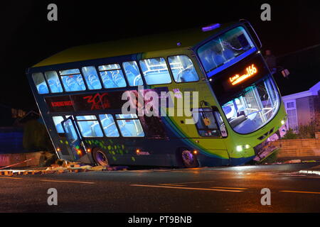 Un autobus si scontra con un muro in Kippax, Leeds. West Yorkshire. Regno Unito. Foto Stock