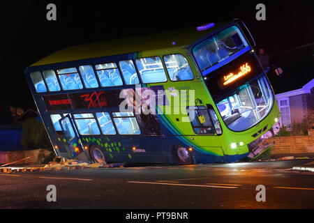 Un autobus si scontra con un muro in Kippax, Leeds. West Yorkshire. Regno Unito. Foto Stock