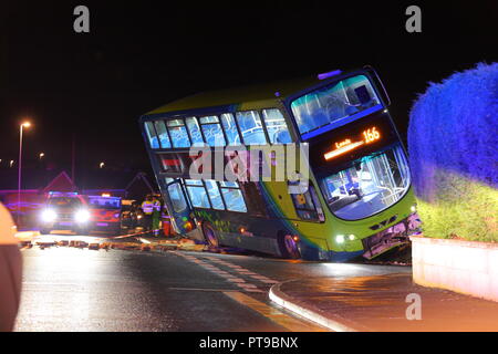 Un autobus si scontra con un muro in Kippax, Leeds. West Yorkshire. Regno Unito. Foto Stock