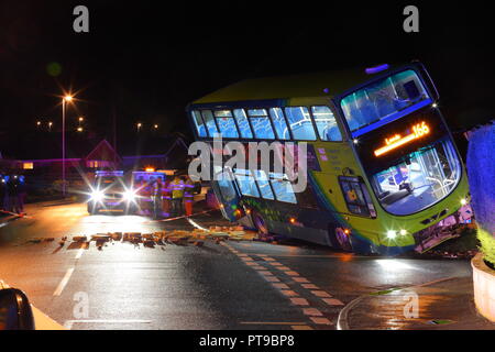 Un autobus si scontra con un muro in Kippax, Leeds. West Yorkshire. Regno Unito. Foto Stock