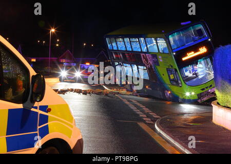 Un autobus si scontra con un muro in Kippax, Leeds. West Yorkshire. Regno Unito. Foto Stock