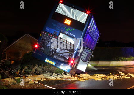 Un autobus si scontra con un muro in Kippax, Leeds. West Yorkshire. Regno Unito. Foto Stock