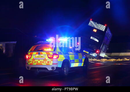 Un autobus si scontra con un muro in Kippax, Leeds. West Yorkshire. Regno Unito. Foto Stock