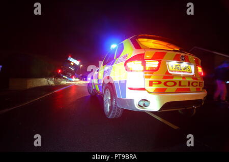 Un autobus si scontra con un muro in Kippax, Leeds. West Yorkshire. Regno Unito. Foto Stock