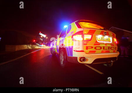 Un autobus si scontra con un muro in Kippax, Leeds. West Yorkshire. Regno Unito. Foto Stock