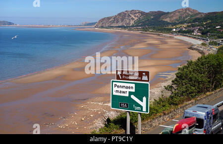 Penmaenmawr beach, come visto dalla pista ciclabile tra Manchester e Ross on Wye. Immagine presa in giugno 2018. Foto Stock