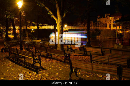 Queens Park, il ponte sul fiume Dee in Chester, in autunno. Immagine presa in ottobre 2018. Foto Stock