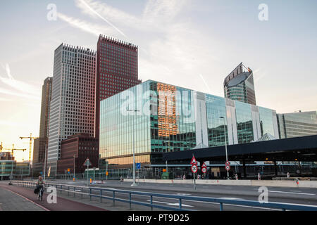 L'Aia, Paesi Bassi - 5 Ottobre 2018: Aia dello skyline della città con la stazione centrale degli autobus, ammontare di ministeri, Parlamento e alto e moderno di bui Foto Stock