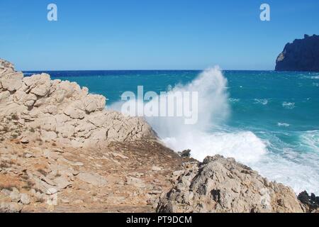 Mari tempestosi, spruzzare sulle rupi da Molins alla spiaggia di Cala San Vicente sull'isola spagnola di Maiorca. Foto Stock