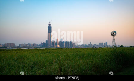 Panorama al tramonto di Wuchang di Wuhan e dello skyline di Hankou Yangtze palude di Riverside park a Wuhan Hubei Cina Foto Stock