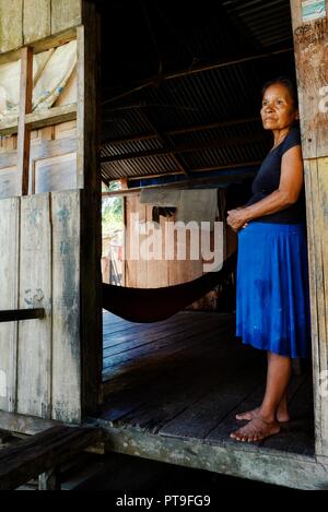 Macedonia, Amazzonia / Colombia - MAR 15 2016: locale tribù ticuna stati lady in attesa al di fuori della sua casa Foto Stock