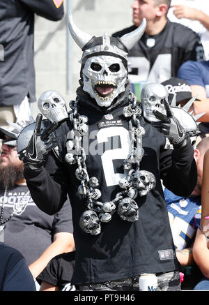 Los Angeles, Stati Uniti d'America. Ottobre 07, 2018 Oakland Raiders tifosi durante la partita di calcio tra la Oakland Raiders e il Los Angeles Chargers presso il Centro StubHub a Carson, California. Charles Baus/CSM Credito: Cal Sport Media/Alamy Live News Foto Stock