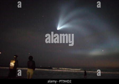 Venezia, California, USA. Il 7 ottobre, 2018. Una nuvola è visto nell'atmosfera causato da un razzo SpaceX lanciato da Vandenberg Air Force Base. Il razzo è a destra estrema destra al centro del telaio. SpaceX ha inaugurato il suo West Coast razzo-landing pad in style.The Falcon 9 a razzo con un pre-volato prima fase lanciato dalla California la base aerea di Vandenberg stasera (erogare con successo Argentina SAOCOM-1A terra-satellite di osservazione in orbita. Credito: Jonathan Alcorn/ZUMA filo/Alamy Live News Foto Stock