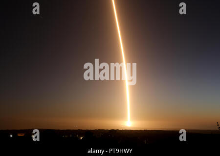 Base aerea di Vandenberg, USA Ott 07, 2018 Un SpaceX Falcon 9 rocket illumina il cielo come si trasporta un argentino di terra-satellite di osservazione nello spazio e il booster ritorna alla terra dopo la sabbiatura off domenica dalla base aerea di Vandenberg in California. Credito: Daniel Dreifuss/Alamy Live News Foto Stock