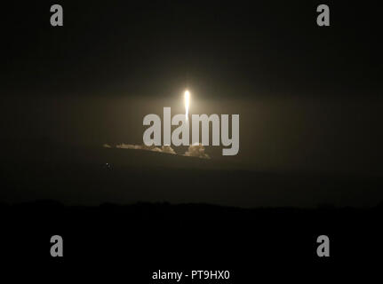 Base aerea di Vandenberg, USA Ott 07, 2018 Un SpaceX Falcon 9 rocket solleva portando un argentino di terra-satellite di osservazione nello spazio e il booster ritorna alla terra dopo la sabbiatura off domenica dalla base aerea di Vandenberg in California. Credito: Daniel Dreifuss/Alamy Live News Foto Stock