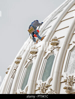 Washington, Stati Uniti d'America. 06 ott 2018. Un lavoratore edile dipinge l'esterno del Campidoglio degli Stati Uniti cupola in Washington, DC il Sabato, Ottobre 6, 2018. Credito: Ron Sachs/CNP | Utilizzo di credito in tutto il mondo: dpa/Alamy Live News Foto Stock