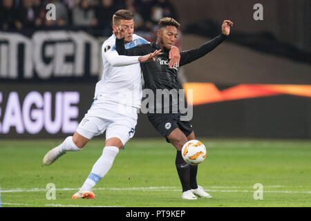 Francoforte, Deutschland. 04 ott 2018. Sergej MILINKOVIC-SAVIC (sinistra, Lazio) versus Jonathan de Guzman (F), azione, duelli, Calcio Europa League, fase di gruppo, gruppo H, giornata 2, Eintracht Francoforte (F) - Lazio (Lazio) 4: 1, un 04.10.2018 a Francoforte, in Germania. | Utilizzo di credito in tutto il mondo: dpa/Alamy Live News Foto Stock