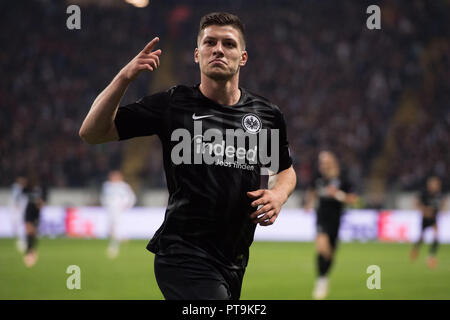 Francoforte, Deutschland. 04 ott 2018. Il portiere Luka JOVIC (F) celebra il traguardo a 3: 1 per Eintracht Frankfurt, giubilo, allegria, tifo, gioia, entusiasmo, celebrare, goaljubel, mezza figura, mezza figura, gesto gesto, Soccer Europa League, fase di gruppo, gruppo H, giornata 2, Eintracht Francoforte (F) - Lazio (Lazio) 4: 1, il 04/10/2018 a Francoforte, in Germania. | Utilizzo di credito in tutto il mondo: dpa/Alamy Live News Foto Stock