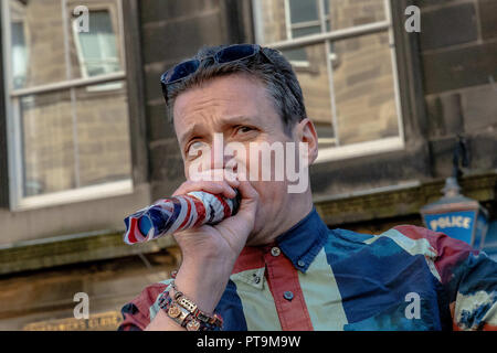 Edinburgh, Lothian, Regno Unito. 6 Ottobre, 2018. Un membro del contatore unionista-protesta parlando in un Union Jack microfono avvolto sopra il Pro-Independence marzo.Migliaia di indipendenza scozzese sostenitori hanno marciato attraverso Edinburgh come parte della ''˜tutti sotto uno striscione di protesta, come la coalizione si propone di eseguire tale evento fino a che la Scozia è ''˜liberi Credito: Stewart Kirby SOPA/images/ZUMA filo/Alamy Live News Foto Stock